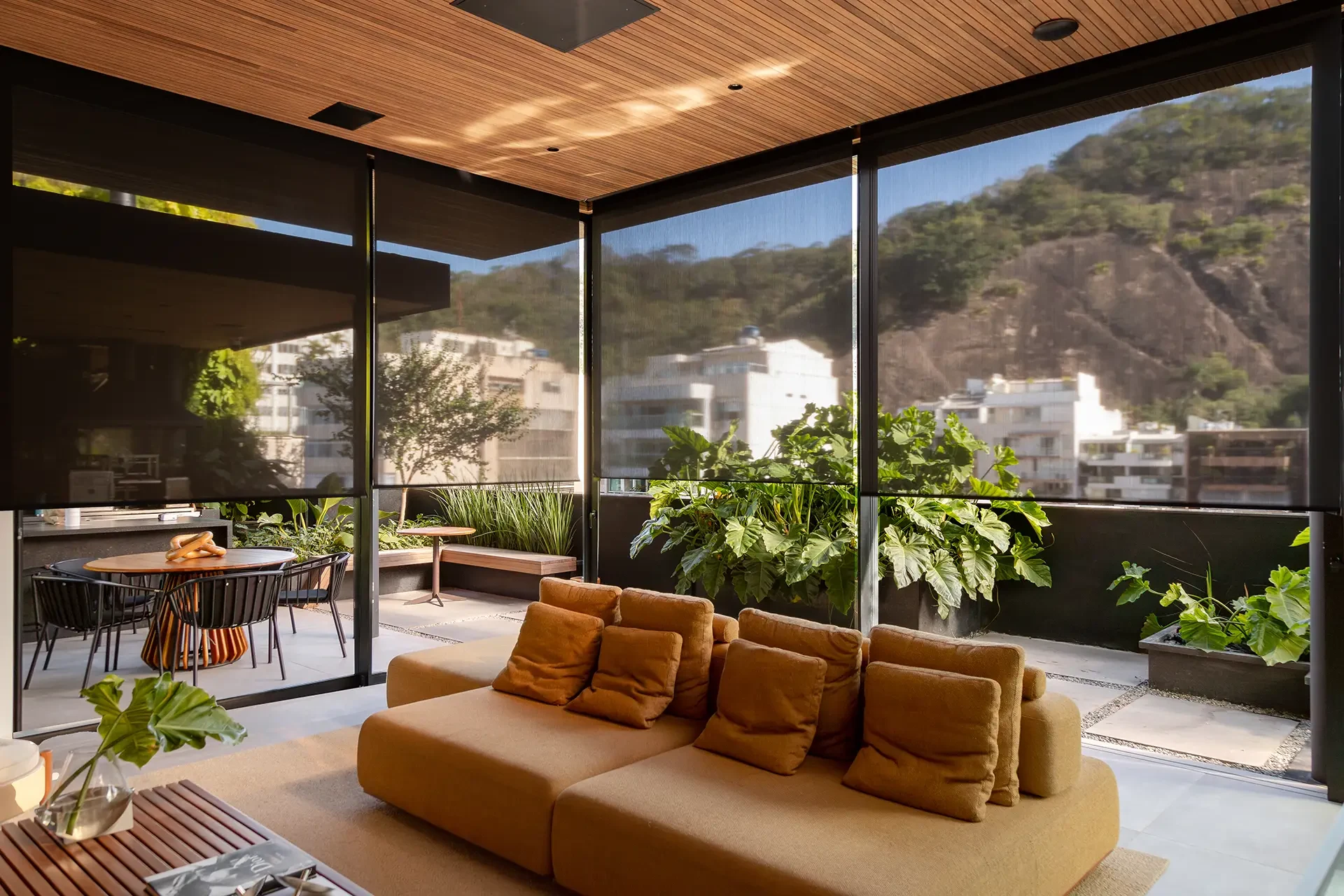 Cortina Hunter Douglas em ambiente residencial